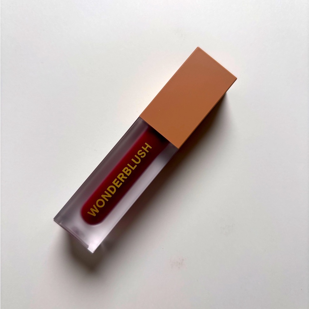 Wonderblush Tinted Lip oil in Bordeaux